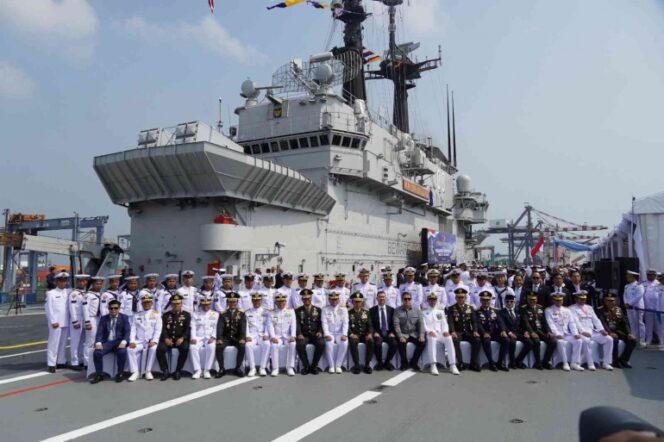 
					TNI Resmikan Kapal Induk Pertama Indonesia, KRI Sriwijaya-100