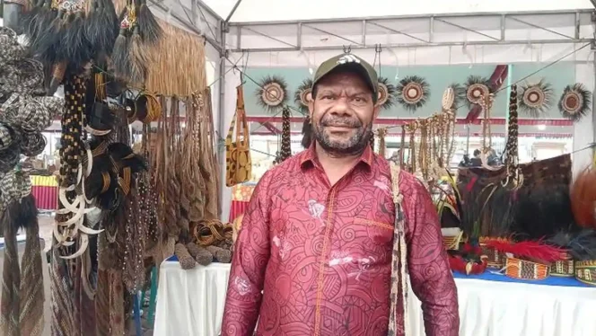 
					Bina 160 Kelompok Pengrajin, Yutinus Kibak Andalkan Noken untuk Gerakkan Ekonomi