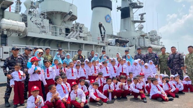 
					Tanamkan Cinta Bahari Sejak Dini, KRI Abdul Halim Perdanakusuma-355 Sambut Kunjungan Pelajar di Nunukan