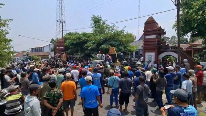 
					Protes Tambang Galian C, Warga Puncu Kediri Keluhkan Jalan Rusak dan Sulit Air