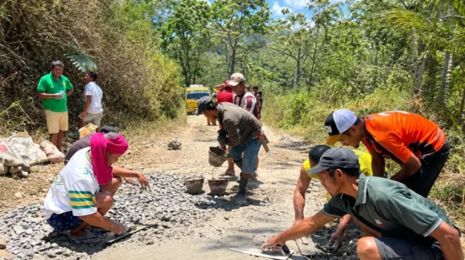 
					Warga Desa Liang Bua Gotong Royong Perbaiki Jalan Rusak Secara Swadaya