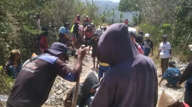 
					Jalan Rusak Parah, Warga Desa Wolokelo Swadaya Gotong Royong Lakukan Perbaikan